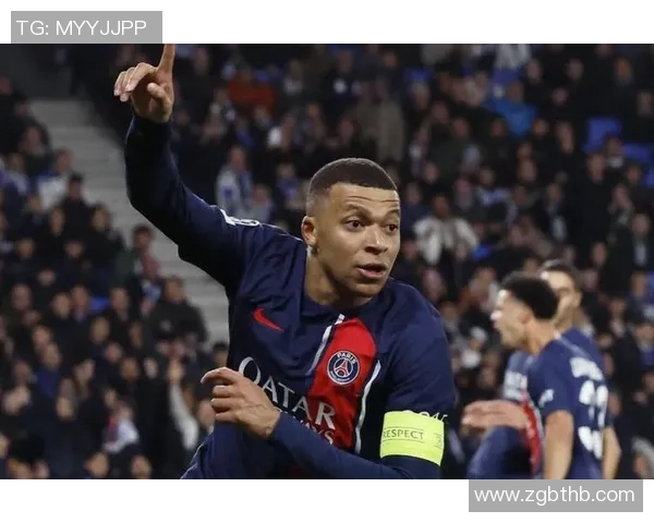 足球明星穿着黄色鞋子展现独特风格与个性魅力引发球迷热议